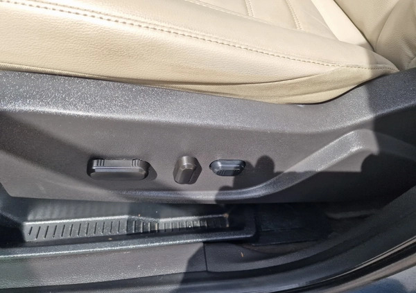 Ford Escape cena 69900 przebieg: 151000, rok produkcji 2018 z Giżycko małe 704